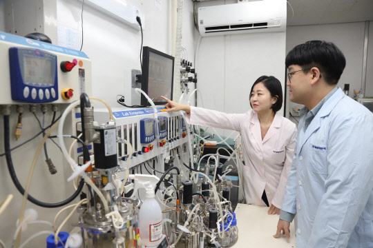 한국생명공학연구원 연구진이 합성생물학 기술을 이용해 지구 온난화 주범인 '메탄'을 고부가가치 바이오화학 소재로 전환하는 인공미생물을 개발했다. 생명연 연구자들이 관련 연구 내용을 살펴보고 있다.  생명연 제공